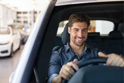 Homme conduisant une voiture